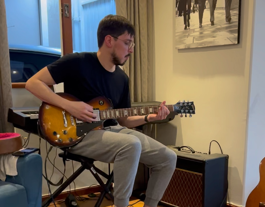 Tocando guitarra